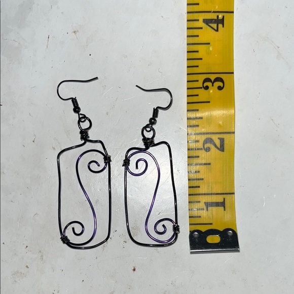 Elegant Black and Purple Wire Earrings - Picture 4 of 5